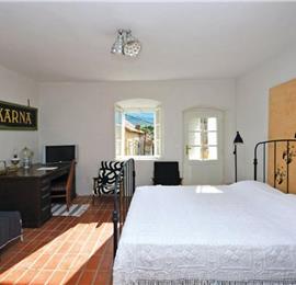 2 Bedroom Villa with Balcony and Roof Terrace in Jelsa, Sleeps 4